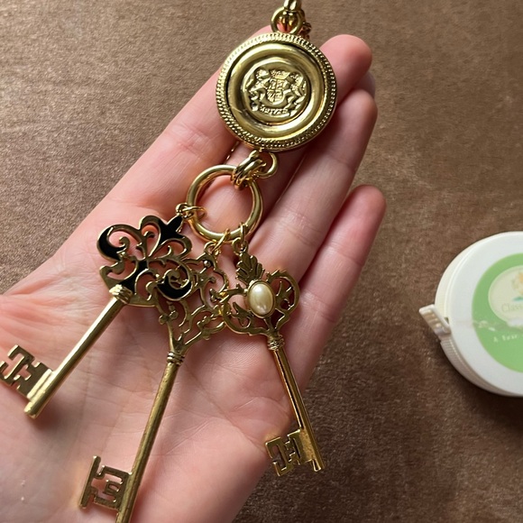 Joan Rivers Gold Medallion Necklace - Picture 5 of 5